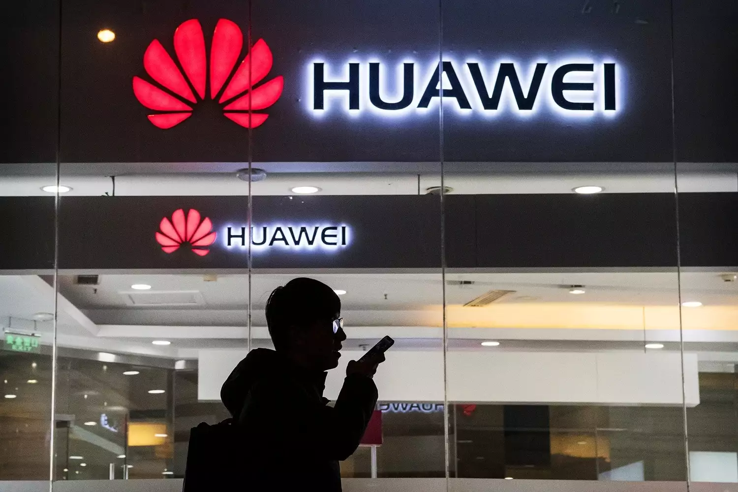  Sanksiyalardan sonra "Huawei"  "həmişəki kimi işinə" geri qayıtdı