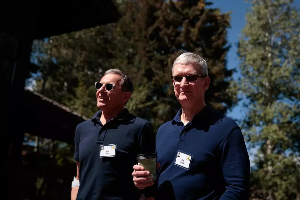 Qanunvericilər Apple və Disney CEO-ları ilə görüşüb